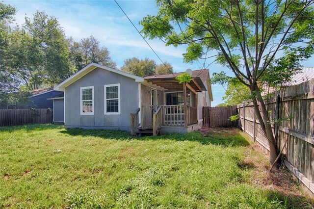 311 August St, Schulenburg, TX 78956 - rear view of property featuring a fenced backyard and a lawn