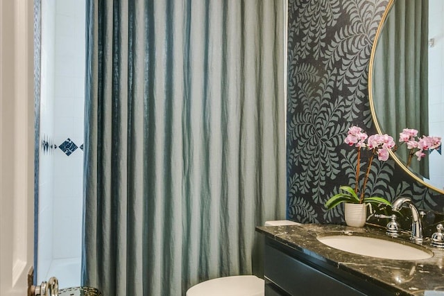 1710 Mccall Rd, Austin, TX 78703 - bathroom featuring vanity, shower / bathtub combination with curtain, and wallpapered walls