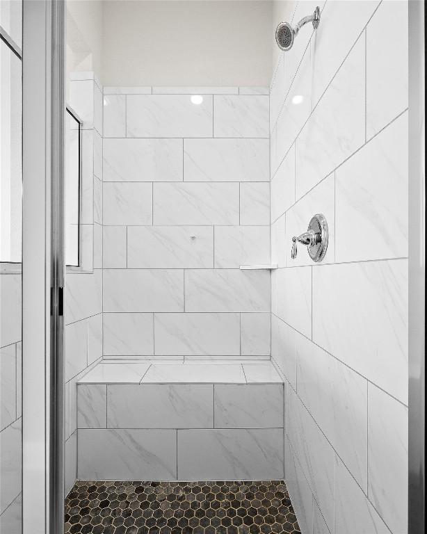 124 Adina Dr, Dripping Springs, TX 78620 - bathroom featuring a tile shower