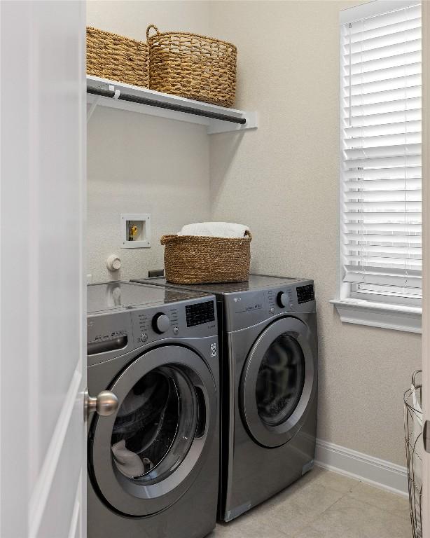 124 Adina Dr, Dripping Springs, TX 78620 - laundry area featuring independent washer and dryer, baseboards, and light tile patterned floors