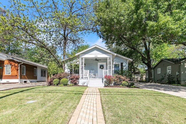 1308 Kinney Ave, Austin, TX 78704 - view of front of home featuring a front lawn, covered porch, and a ceiling fan