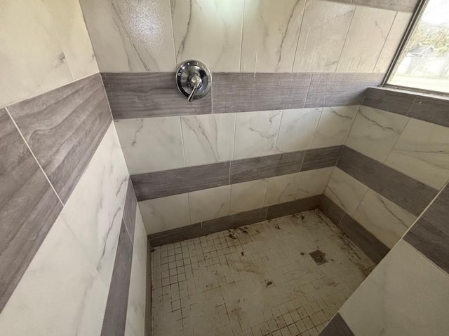 1008 W Pietzsch St, Bartlett, TX 76511 - bathroom featuring a tile shower
