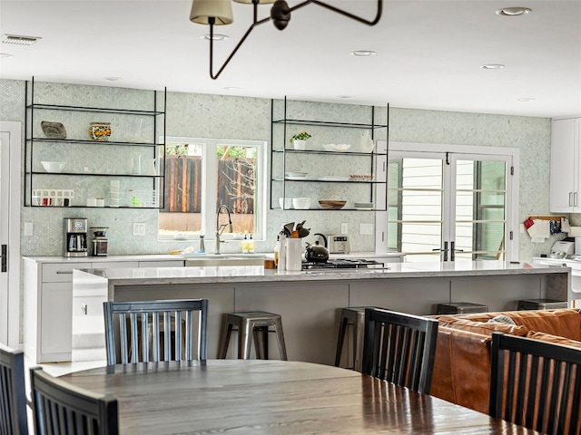 1004 Maufrais St, Austin, TX 78703 - dining space featuring plenty of natural light, wallpapered walls, and recessed lighting