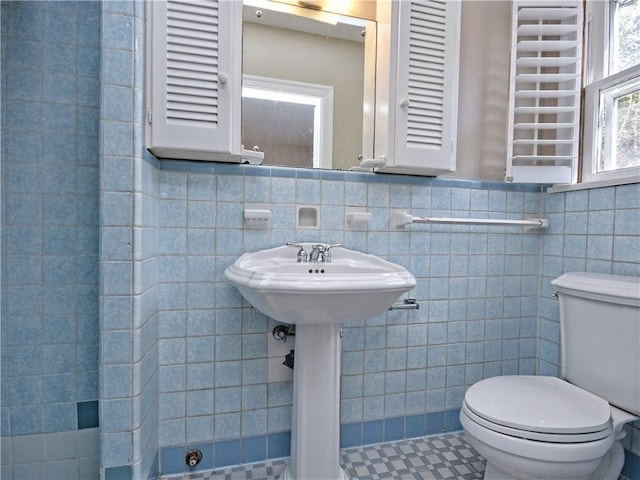 1621 Watchhill Rd, Austin, TX 78703 - bathroom featuring tile walls, toilet, and wainscoting