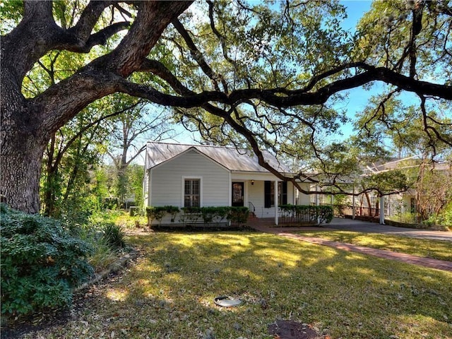 view of front of house with a front lawn, covered porch, and a carport