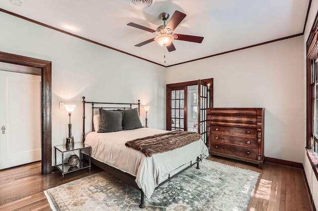 809 Edgecliff Ter, Austin, TX 78704 - bedroom with hardwood / wood-style flooring, crown molding, baseboards, and a ceiling fan