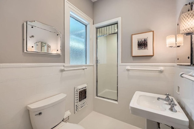 809 Edgecliff Ter, Austin, TX 78704 - bathroom featuring tile walls, toilet, a wainscoted wall, a shower, and a sink