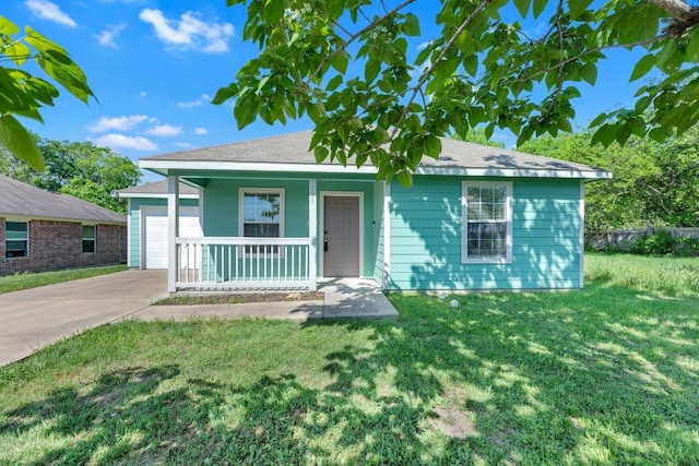 128 2nd Ave, Taylor, TX 76574 - bungalow-style house featuring a porch, a front yard, and concrete driveway