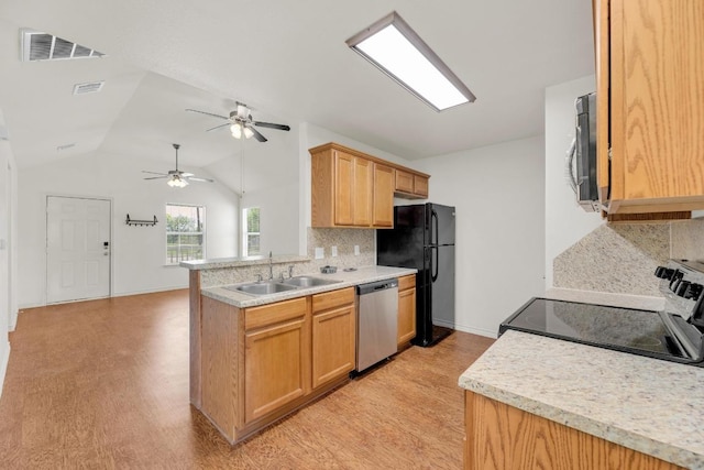 128 2nd Ave, Taylor, TX 76574 - kitchen featuring appliances with stainless steel finishes, light wood-type flooring, backsplash, a peninsula, and a ceiling fan