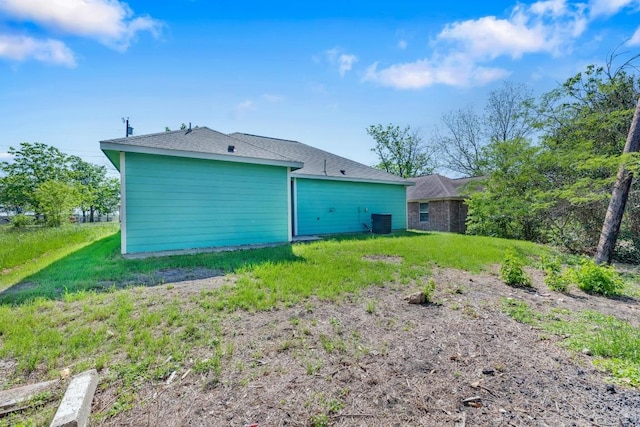 128 2nd Ave, Taylor, TX 76574 - back of house with a lawn