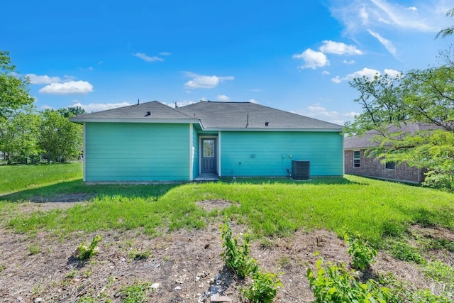 128 2nd Ave, Taylor, TX 76574 - rear view of house featuring a yard