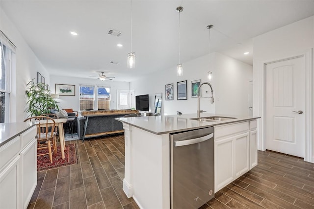 kitchen featuring white cabinets, a sink, a ceiling fan, wood finish floors, and stainless steel dishwasher