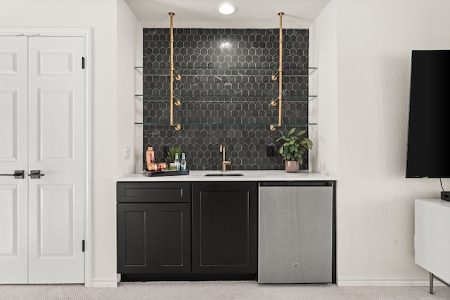 6 Dovedale Cv, The Hills, TX 78738 - indoor wet bar featuring fridge, backsplash, and light carpet