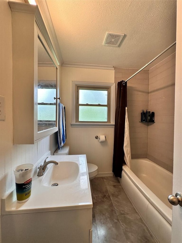 716 Barbara Dr, San Marcos, TX 78666 - full bath with a textured ceiling, vanity, visible vents, toilet, and shower / tub combo with curtain