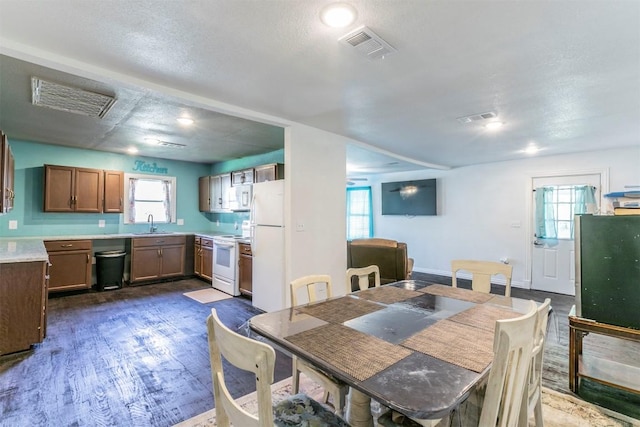 dining space featuring visible vents and plenty of natural light