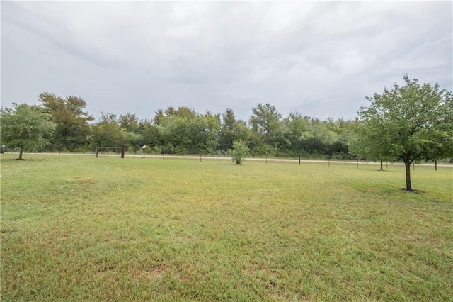 view of yard featuring a rural view