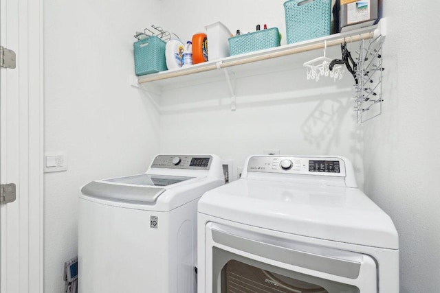 3901 Vantage Dr, Austin, TX 78731 - clothes washing area featuring independent washer and dryer
