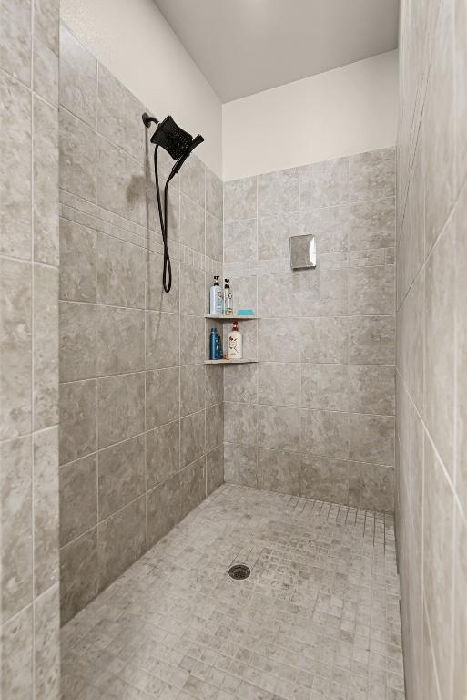 125 Brahman Ct, Bastrop, TX 78602 - bathroom featuring a tile shower
