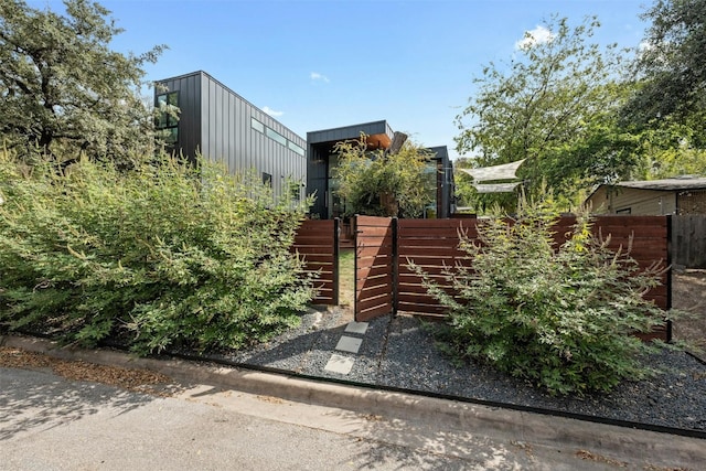2311 Montclaire St Unit 2, Austin, TX 78704 - gate with stairs