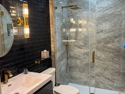 122 Camp Dr, Georgetown, TX 78633 - full bath with toilet, vanity, and a shower stall