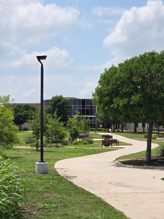 1012 Lost Pines Ln, Cedar Park, TX 78613 - surrounding community featuring a yard
