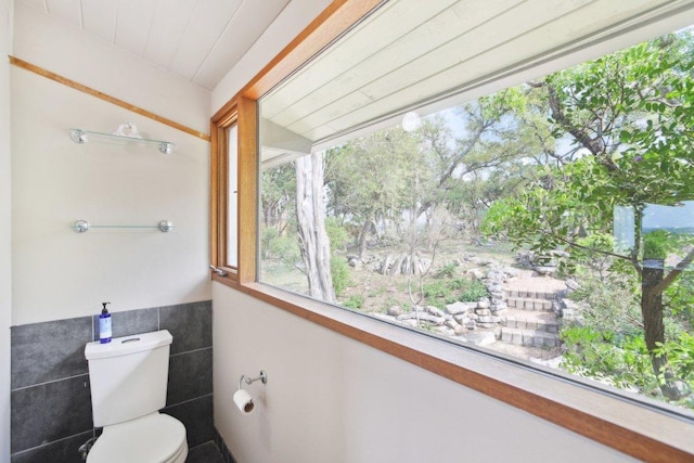 7106 Mountain Trl, Austin, TX 78732 - bathroom featuring tile walls and wainscoting