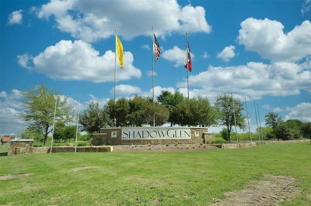 community / neighborhood sign featuring a yard