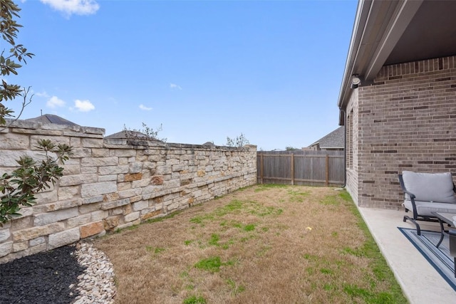 view of yard featuring a fenced backyard