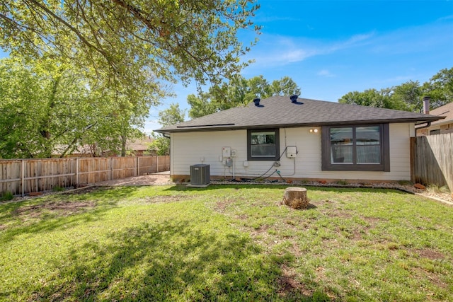 812 Saunders Dr, Round Rock, TX 78664 - rear view of house featuring a fenced backyard and roof with shingles