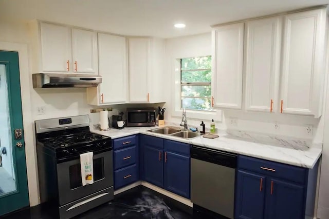 kitchen with stainless steel appliances, under cabinet range hood, a sink, and blue cabinets