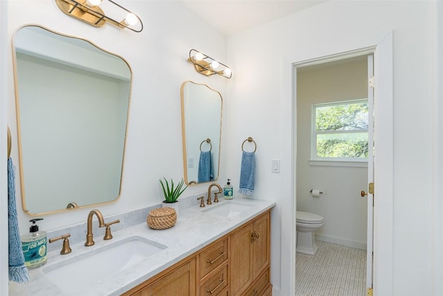 290 County Road 207, Liberty Hill, TX 78642 - full bath featuring toilet, double vanity, and baseboards