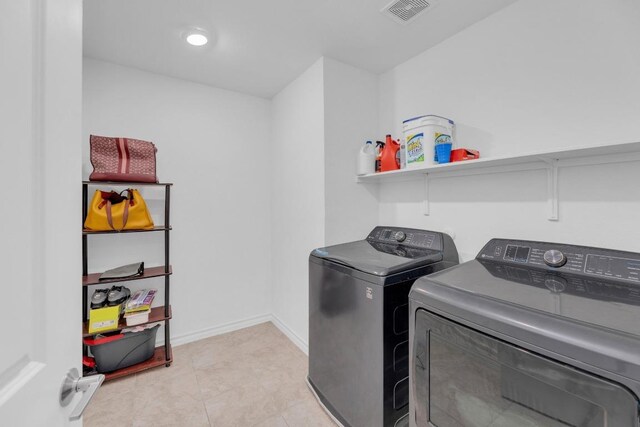 112 Gracie Way, Hutto, TX 78634 - laundry area featuring washing machine and clothes dryer and baseboards