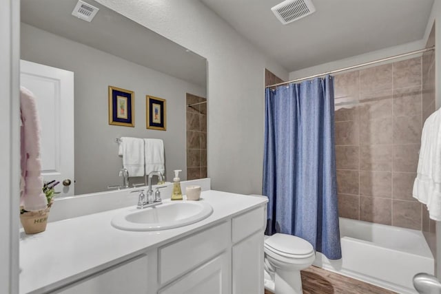 100 Vickers St, Georgetown, TX 78628 - bathroom featuring visible vents, shower / bath combo with shower curtain, toilet, and vanity