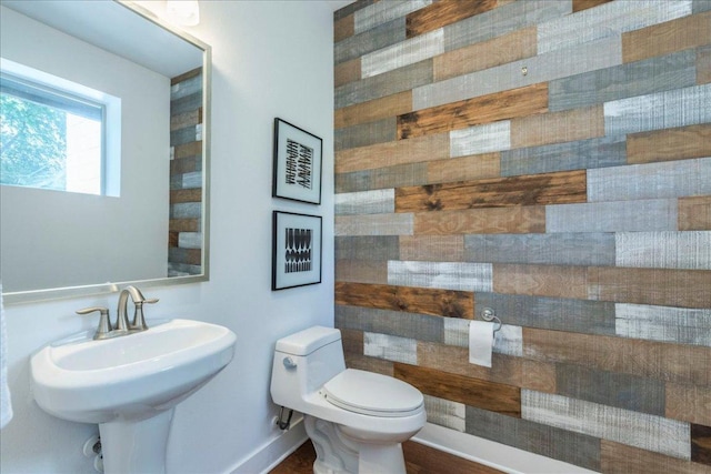 2608 E 6th St Unit 6, Austin, TX 78702 - bathroom with toilet, a sink, and baseboards