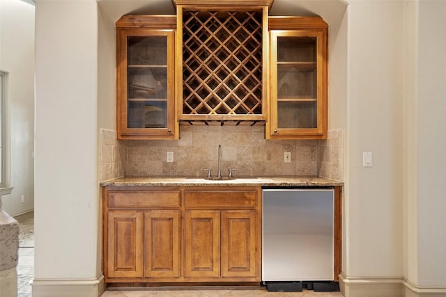 11913 Preserve Vista Ter, Austin, TX 78738 - indoor wet bar with backsplash and refrigerator