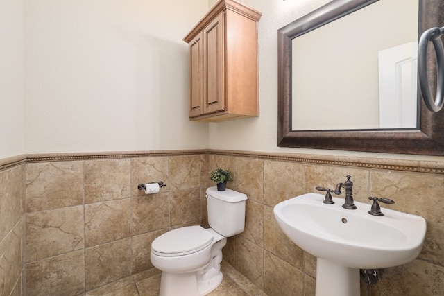 103 Aria Rdg Unit 902, Austin, TX 78738 - half bathroom featuring a wainscoted wall, tile walls, and tile patterned floors