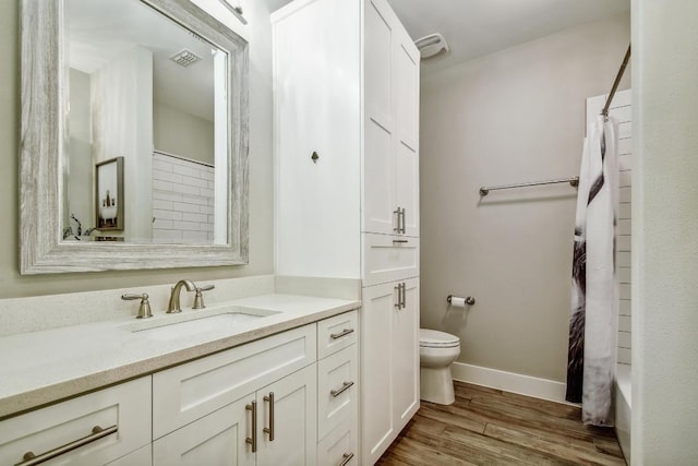 1609 Havenwood Blvd, New Braunfels, TX 78132 - bathroom featuring vanity, wood finished floors, toilet, baseboards, and shower / bath combination with curtain