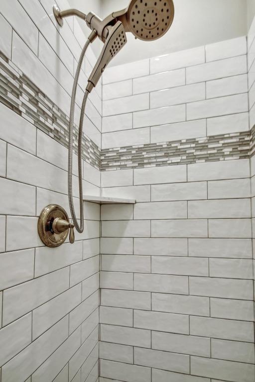 1609 Havenwood Blvd, New Braunfels, TX 78132 - full bath with tiled shower