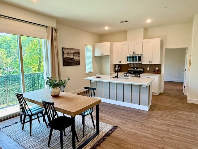 1811 Webberville Rd Unit 1206, Austin, TX 78721 - kitchen with stainless steel appliances, a sink, plenty of natural light, baseboards, and recessed lighting