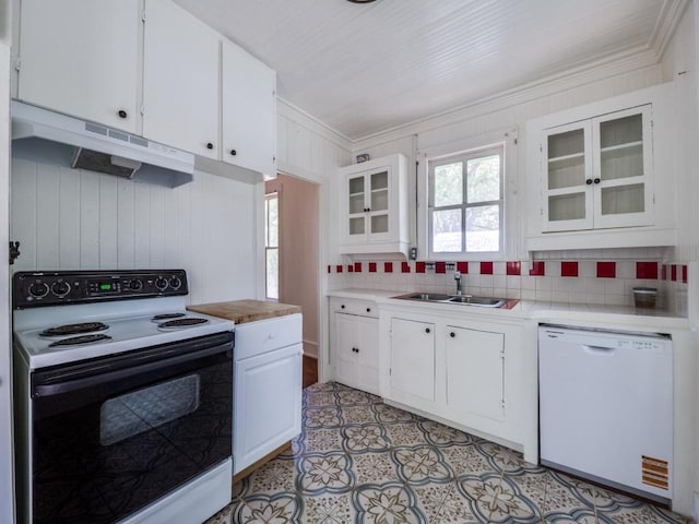 kitchen featuring under cabinet range hood, dishwasher, light countertops, a sink, and range with electric stovetop