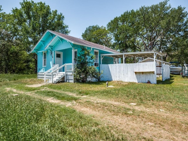 bungalow-style house featuring a front lawn