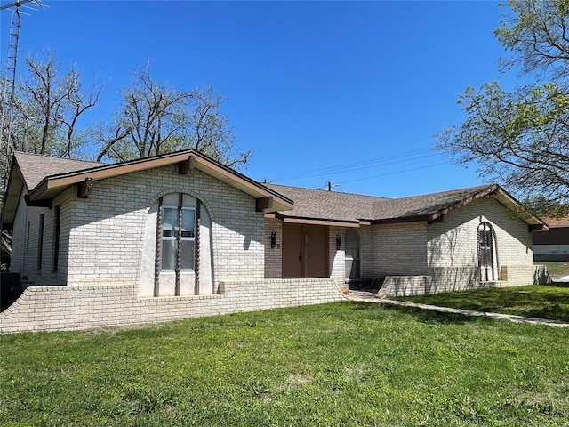 604 E Kerr St, Burnet, TX 78611 - single story home featuring brick siding, a front yard, and a shingled roof