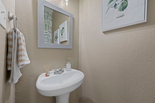 20300 Wayzata Ct, Pflugerville, TX 78660 - bathroom with a textured wall