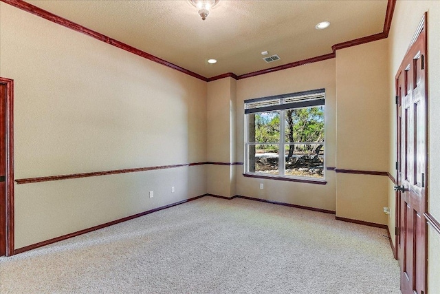 carpeted spare room with crown molding, baseboards, visible vents, and recessed lighting