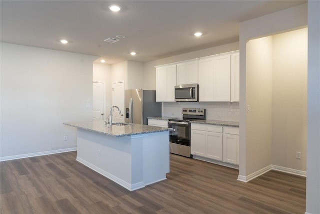 1850 Settlers Glen Dr Unit 904, Round Rock, TX 78665 - kitchen featuring dark wood-type flooring, an island with sink, white cabinetry, and appliances with stainless steel finishes