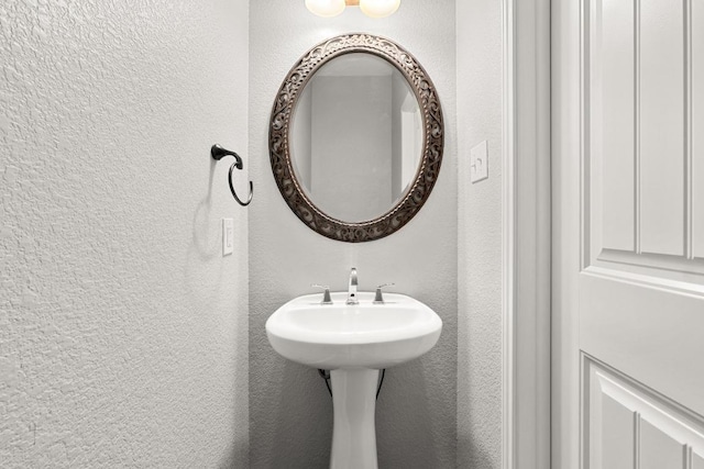 4014 Remington Rd, Cedar Park, TX 78613 - bathroom featuring a textured wall