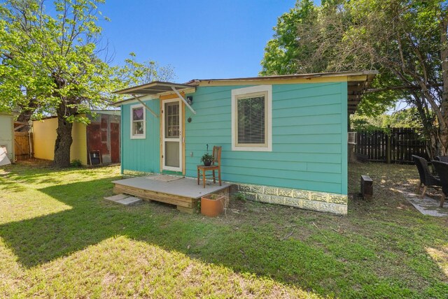 523 Ash St, Lockhart, TX 78644 - view of outdoor structure with an outbuilding and a fenced backyard