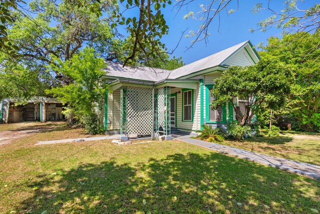 523 Ash St, Lockhart, TX 78644 - view of front of property featuring a front lawn