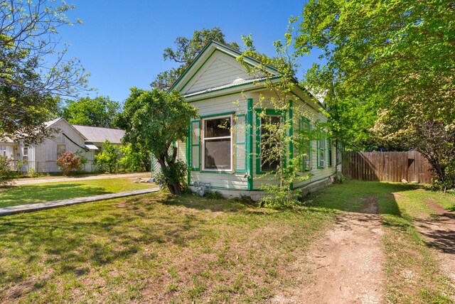 523 Ash St, Lockhart, TX 78644 - view of front facade with a front yard and fence