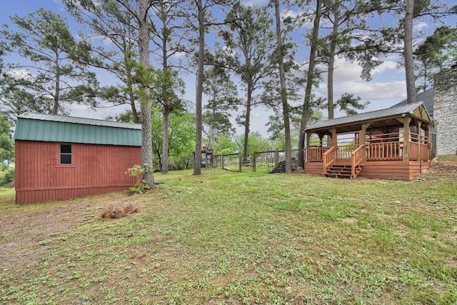 view of yard featuring an outbuilding